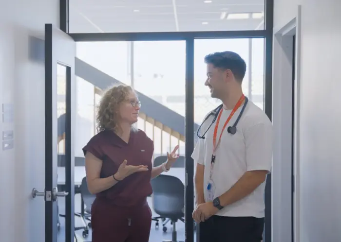 Un médecin et une collègue échangent dans la clinique Maizerets.